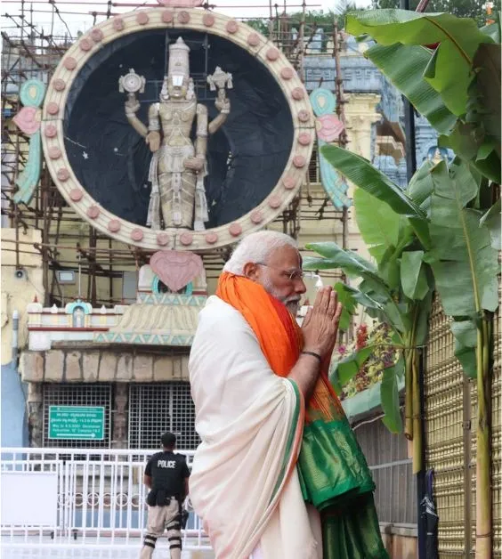 प्रधान मंत्री नरेंद्र मोदी ने तेलंगाना के तिरुमाला मंदिर का दौरा किया