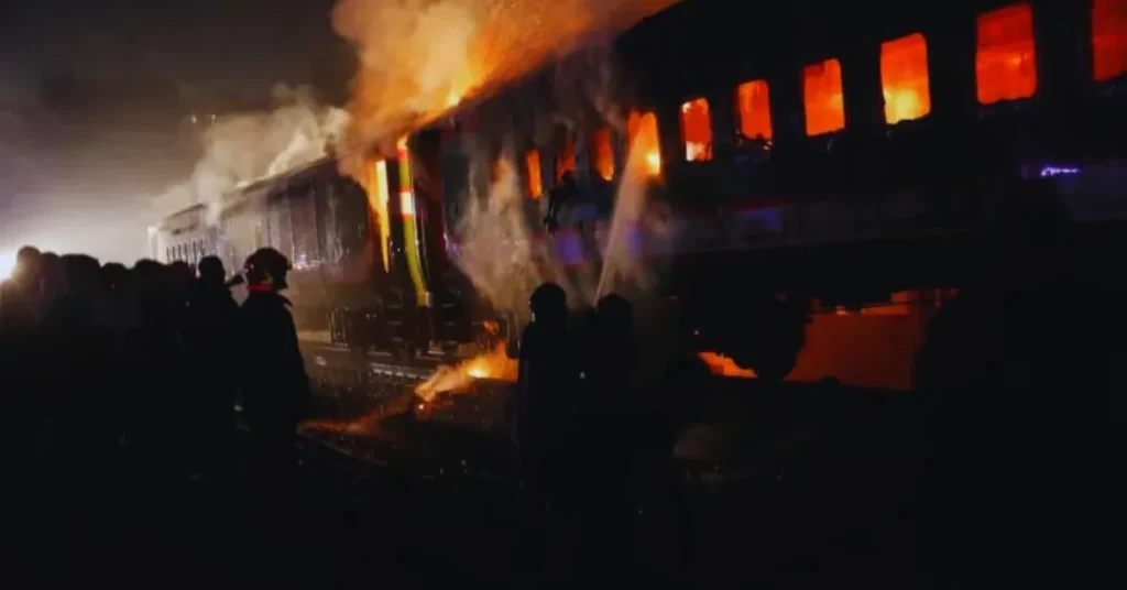 बांग्लादेश ढाका के गोपीबाग इलाके में ट्रेन में आग